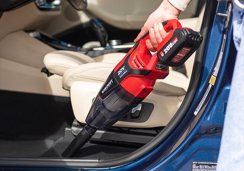 Пилосос WORCRAFT CPVC-S20LiA очищає килимок в передній частині автомобіля.