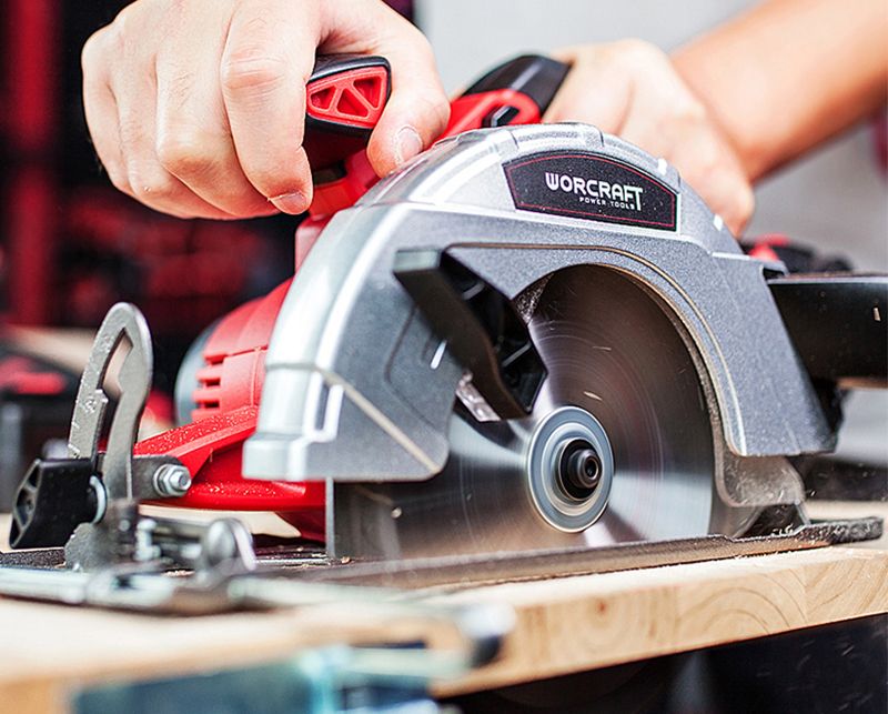 Циркулярная пила крупным планом