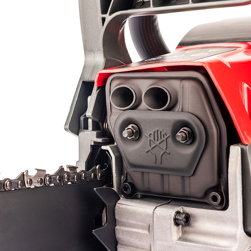 Крупний план карбюратора бензопили WORCRAFT GCS52-20E.