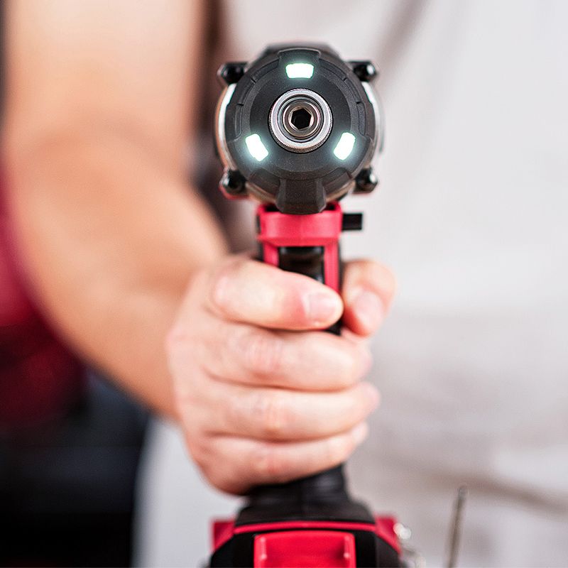 Вид спереди на включенный гайковерт WORCRAFT с яркой LED-подсветкой.