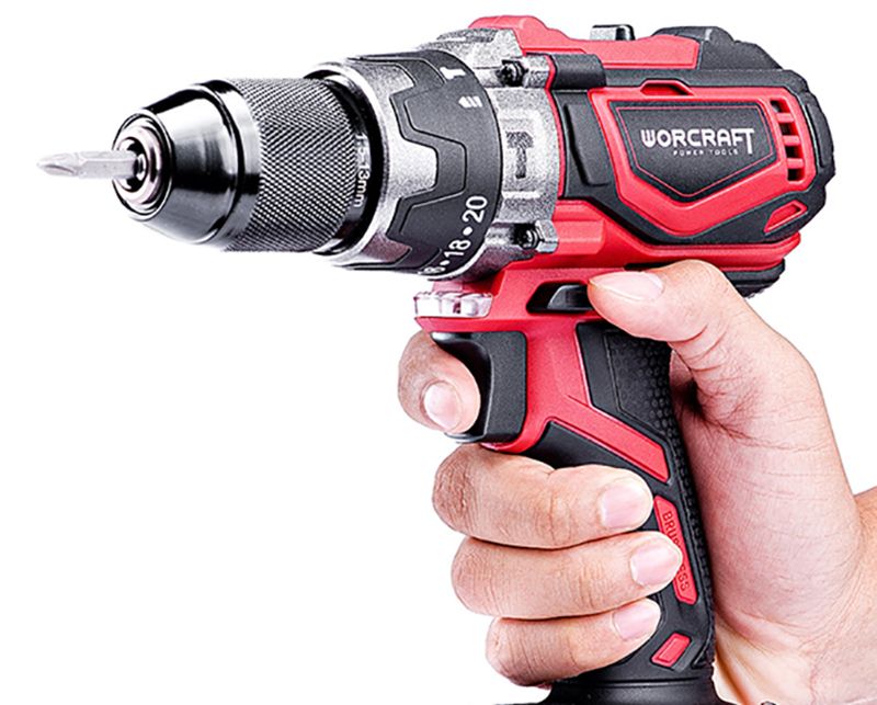 Шуруповерт WORCRAFT CHD-S20LiB в руке, готов к использованию.