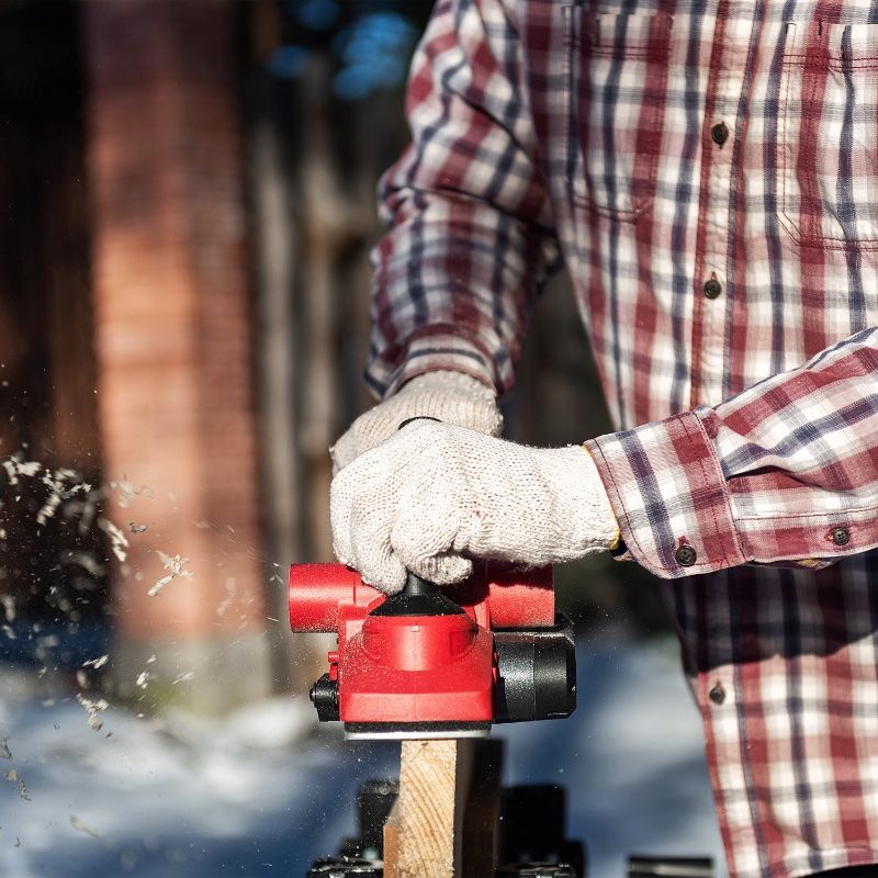 Процес роботи акумуляторним рубанком WORCRAFT CEP-S20LiB у саду.