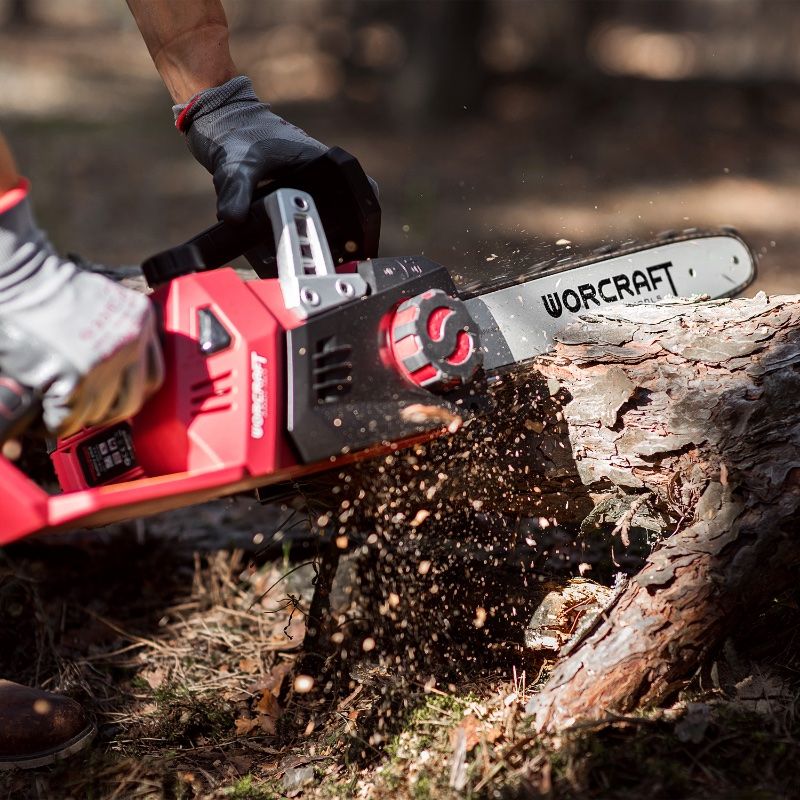 Распил древесины аккумуляторной пилой WORCRAFT CGC-S40Li крупным планом.