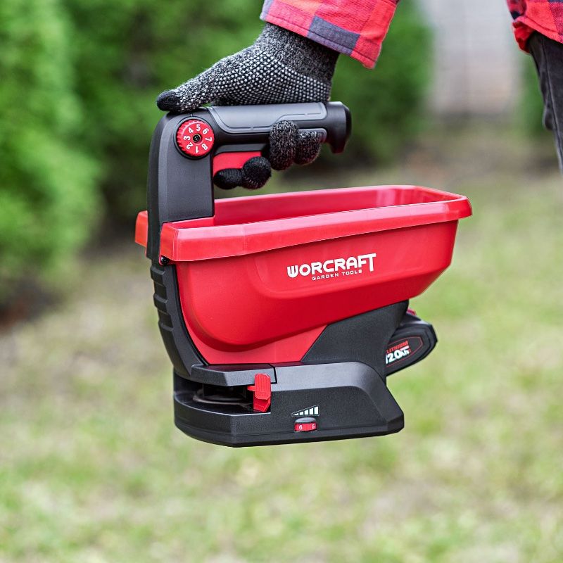 Сеялка WORCRAFT CHSP‑S20Li готова к работе, пользователь держит в руке