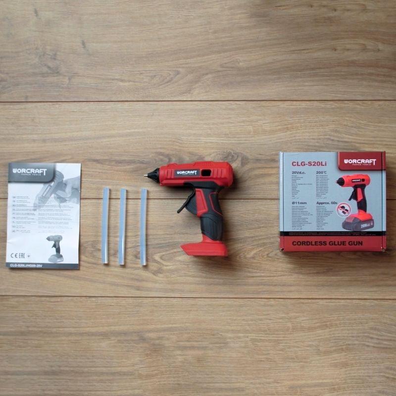 Всё в комплекте: клеевые стержни, инструкция и упаковка — готов к работе сразу.