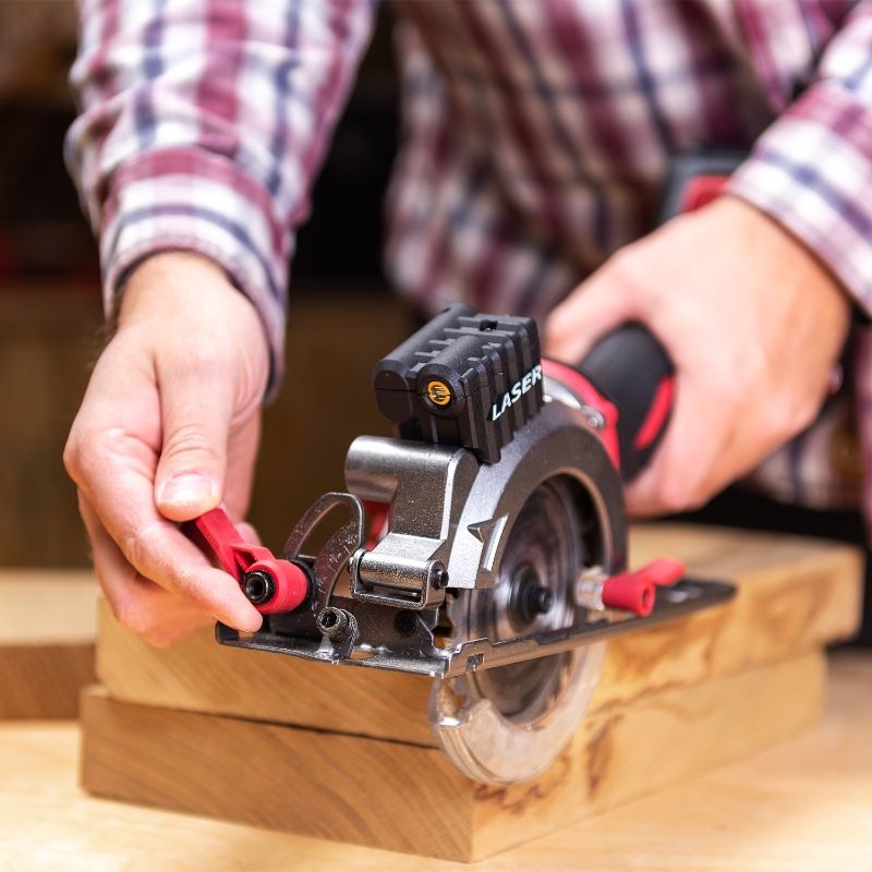 Мини-пила Worcraft в процессе работы