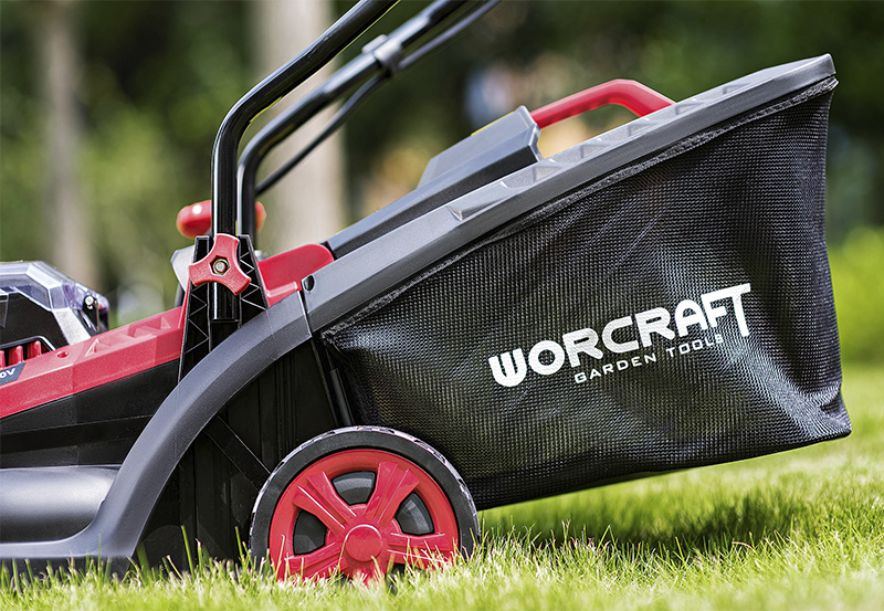 Мягкий травосборник с логотипом WORCRAFT на аккумуляторной газонокосилке.