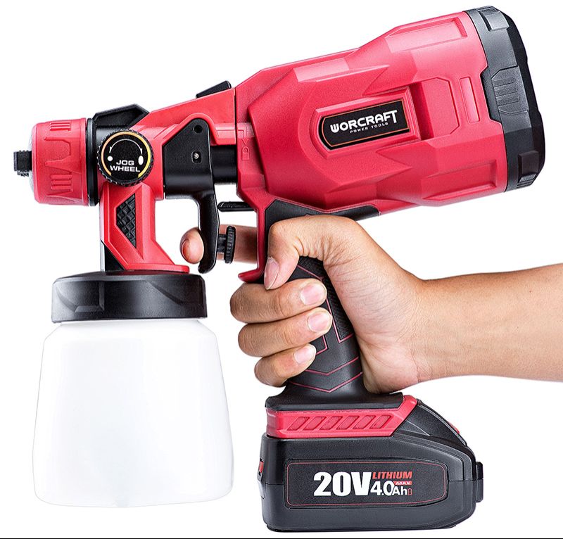 Краскопульт WORCRAFT CSG-S20Li в руке — демонстрация эргономики и компактности.