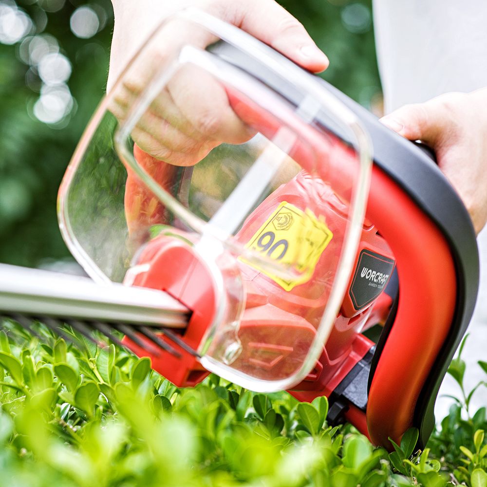 Защитный кожух лезвия кустореза WORCRAFT CHT-S20Li крупным планом.