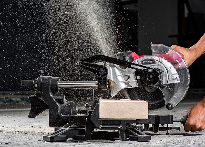 Процесс резки деревянного бруса аккумуляторной пилой WORCRAFT CMS-S20Li.