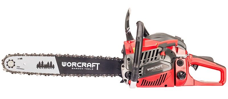 Загальний вигляд бензопили WORCRAFT GCS52-20E в робочому положенні.