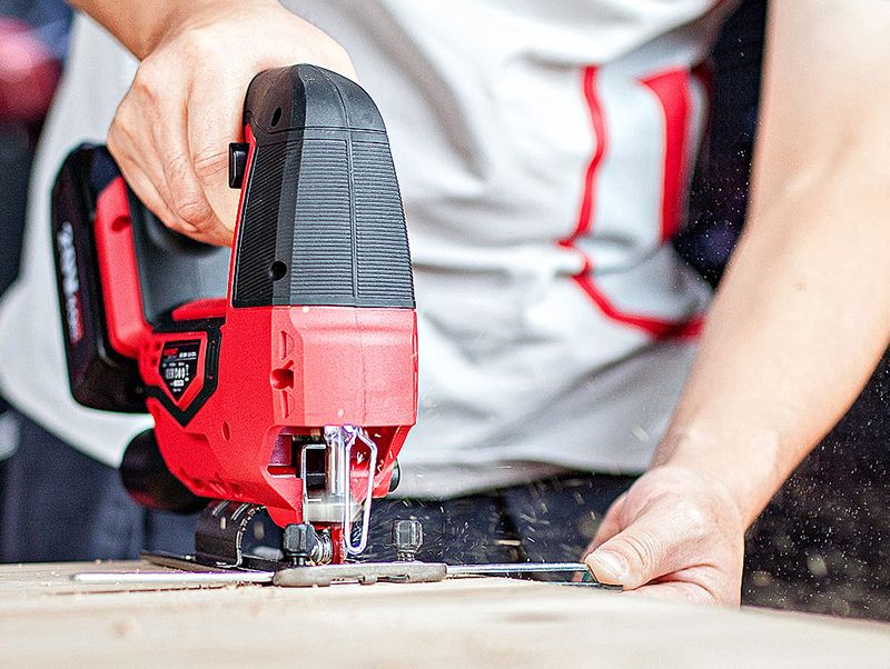 Прямолинейный рез древесины с помощью WORCRAFT CJS-S20Li.