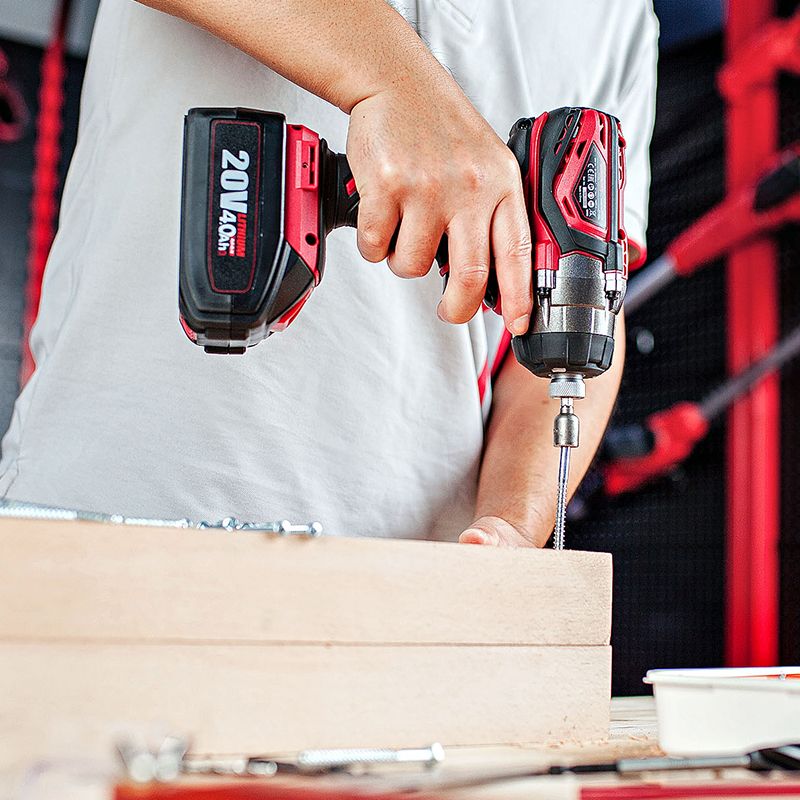 Гайковерт WORCRAFT в действии при сборке деревянной конструкции.