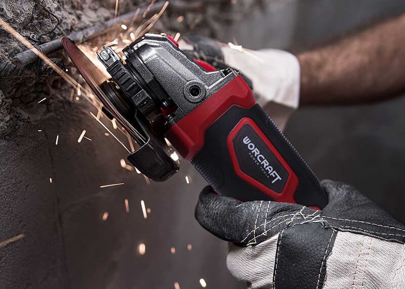 Угловая шлифмашина WORCRAFT CAG-S20LIB-125 в работе, резка металла с искрами.