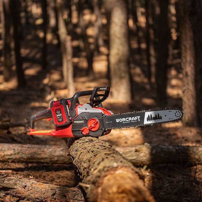 Аккумуляторная пила на срезанном дереве