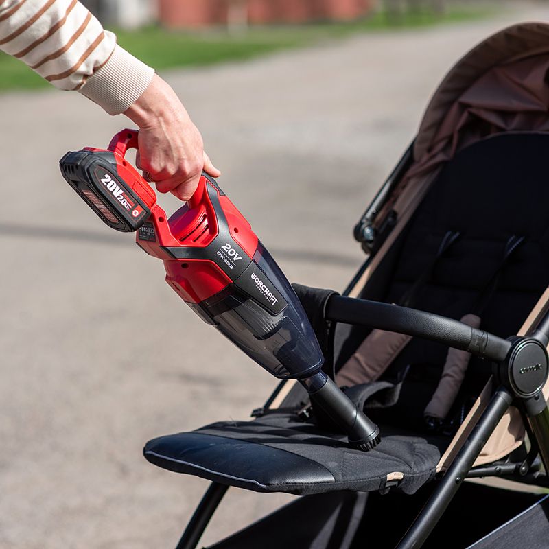 Ручний пилосос WORCRAFT CPVC-S20LiA використовується для очищення дитячого візка.