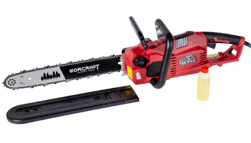 Комплектация электропилы WORCRAFT WCE-2816 S с защитным чехлом и маслом