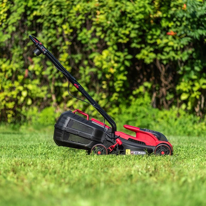 Газонокосилка WORCRAFT CLM-S20LiB во время работы на участке.