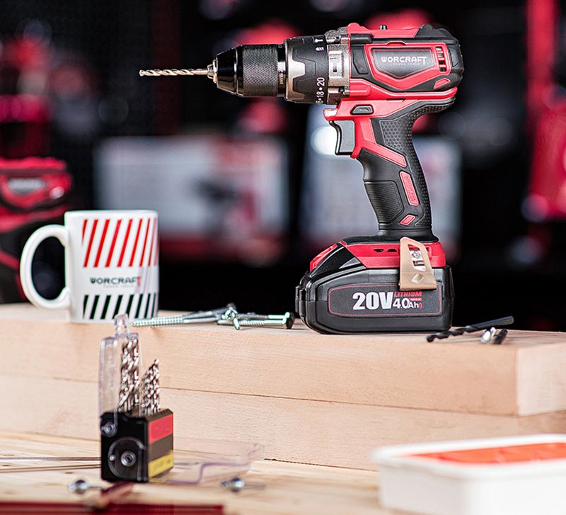 Шуруповерт WORCRAFT CHD-S20LiB на рабочем столе рядом с аксессуарами.
