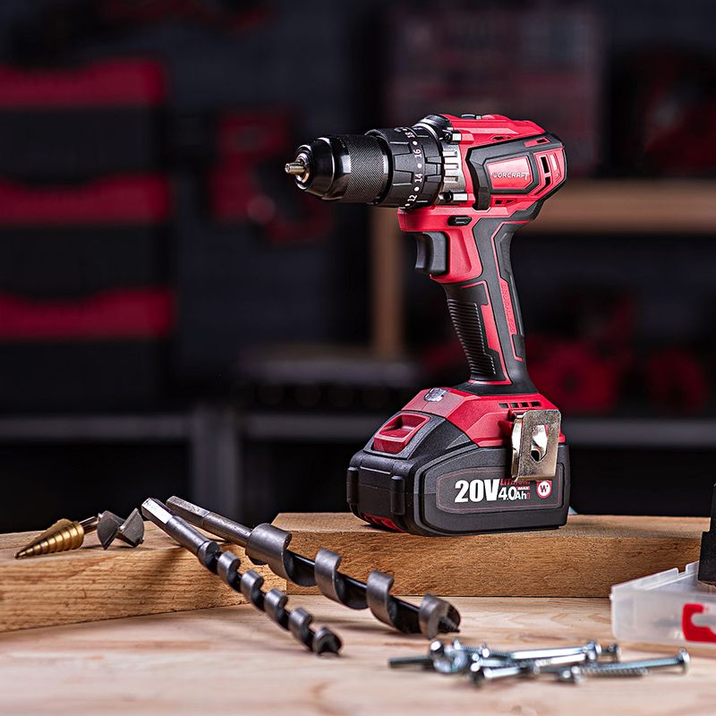 Шуруповерт WORCRAFT CHD-S20LiBA на робочому столі з комплектом свердел.