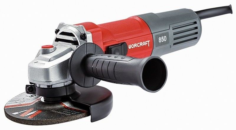Задняя часть корпуса угловой шлифмашины WORCRAFT с вентиляционными прорезями и шнуром питания.