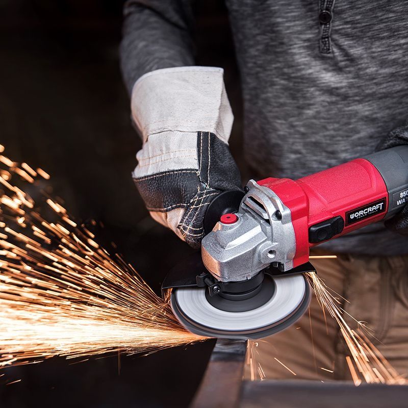Работа угловой шлифмашиной WORCRAFT AG08-125P по металлу с обильным образованием искр.
