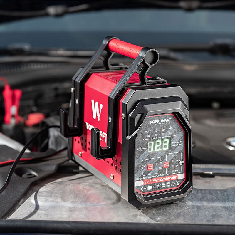 Зарядное устройство WORCRAFT BC-219 на капоте автомобиля во время зарядки
