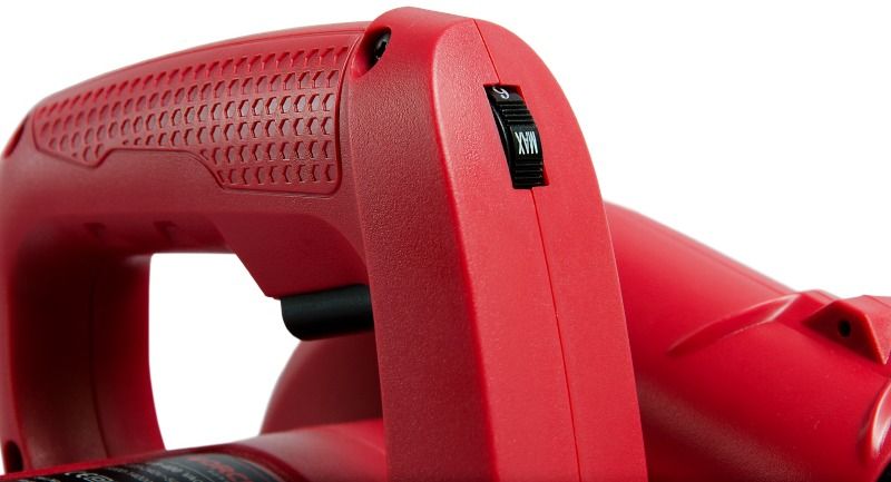 Ближний план переключателя на рукоятке воздуходува WORCRAFT LB-400.