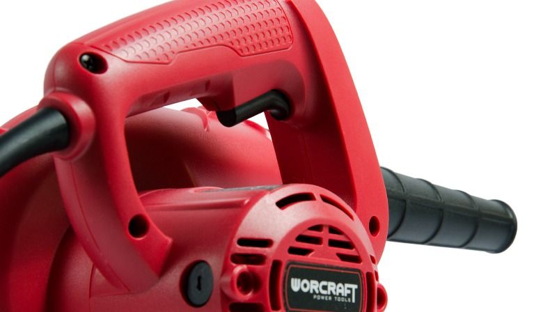 Рукоятка воздуходува WORCRAFT LB-400 с видимой решеткой системы охлаждения.