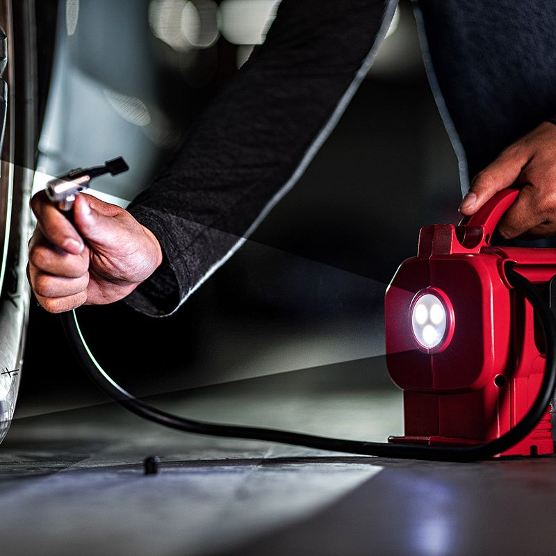 Задняя панель компрессора WORCRAFT CAC-S20LiA во время накачивания шины.