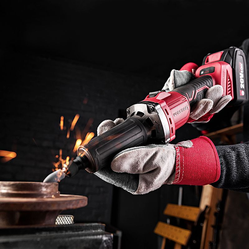 Работа аккумуляторной шлифмашиной WORCRAFT CDG‑S20LiB с искрами при шлифовании металлической детали.