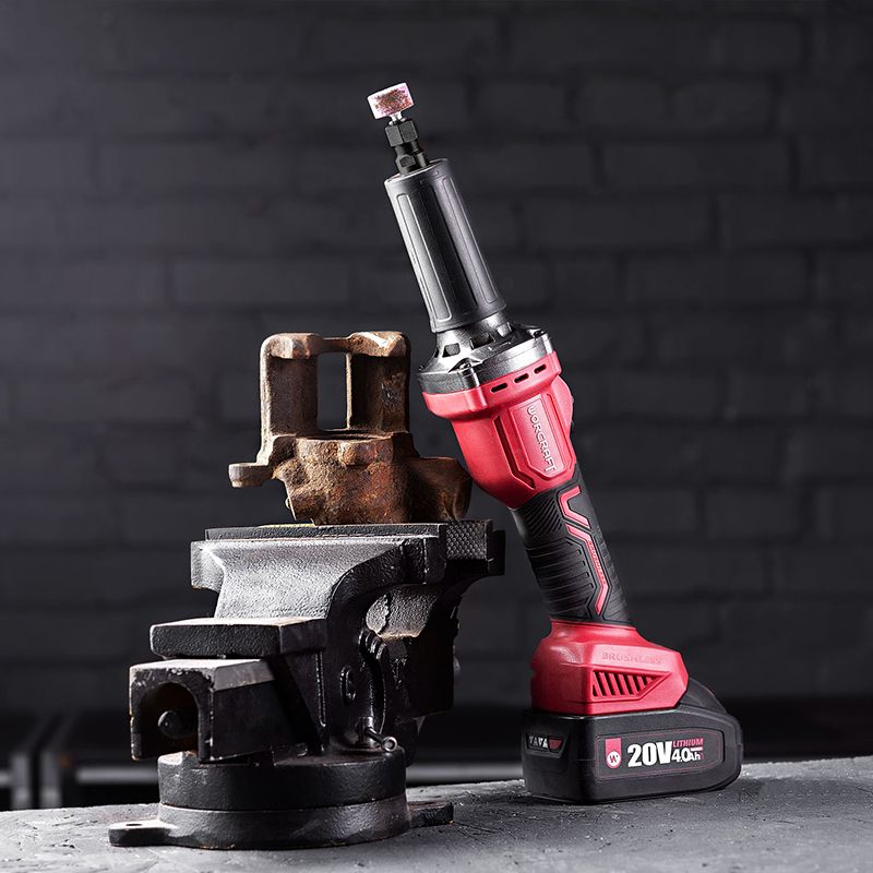 Аккумуляторная прямая шлифмашина WORCRAFT CDG‑S20LiB установлена на верстаке рядом с тисками.