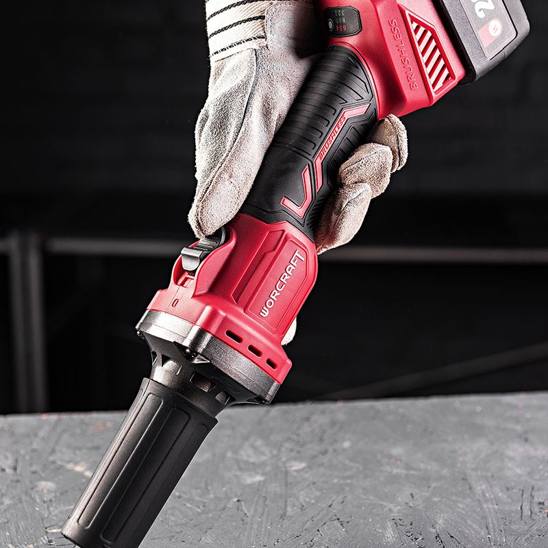 Ближний план прямой шлифмашины WORCRAFT CDG‑S20LiB в руке оператора в перчатках.