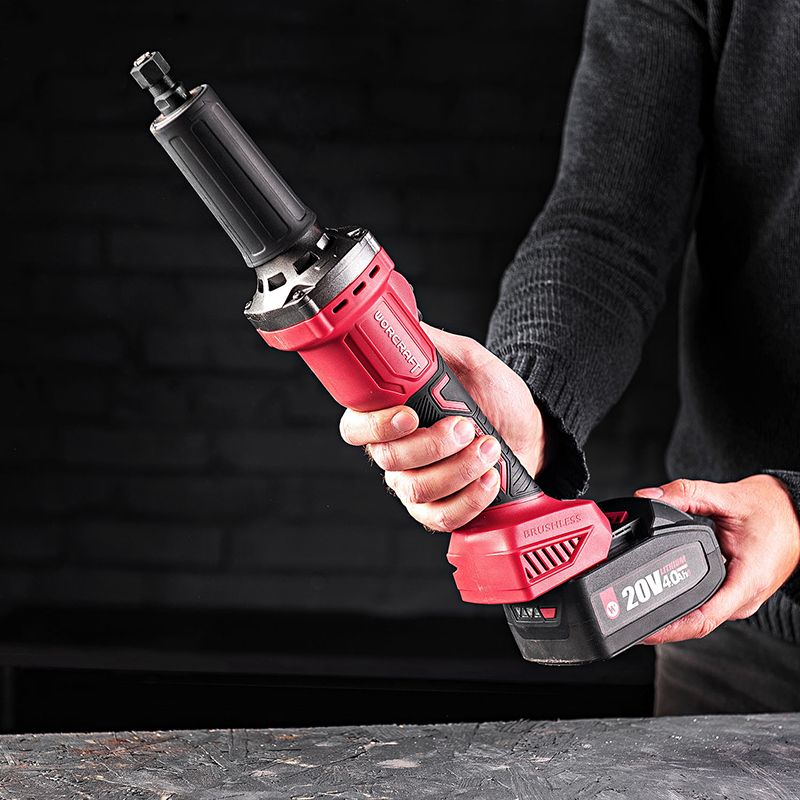 Установка аккумулятора на аккумуляторную прямую шлифмашину WORCRAFT CDG‑S20LiB.