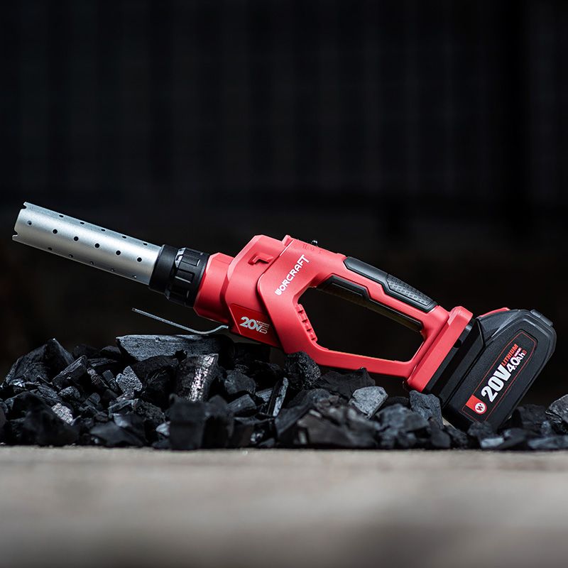 Аккумуляторный разжигатель WORCRAFT CFG-S20Li лежит на углях, готов к использованию