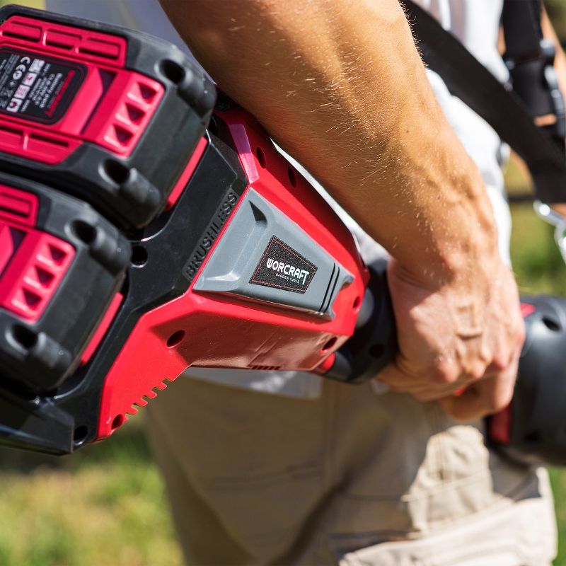 Крупный план: задняя часть триммера WORCRAFT с аккумуляторами