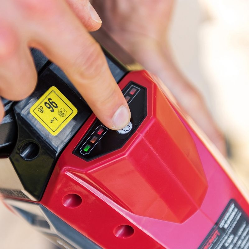 Кнопка питания триммера WORCRAFT крупным планом