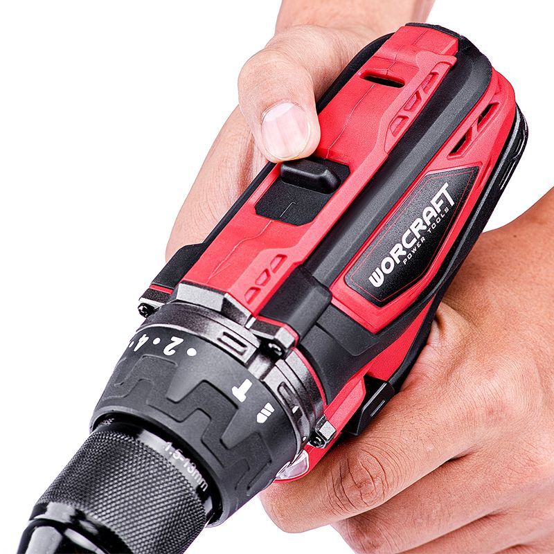 Регулировка настроек на аккумуляторном шуруповерте WORCRAFT CHD-S20Li крупным планом.