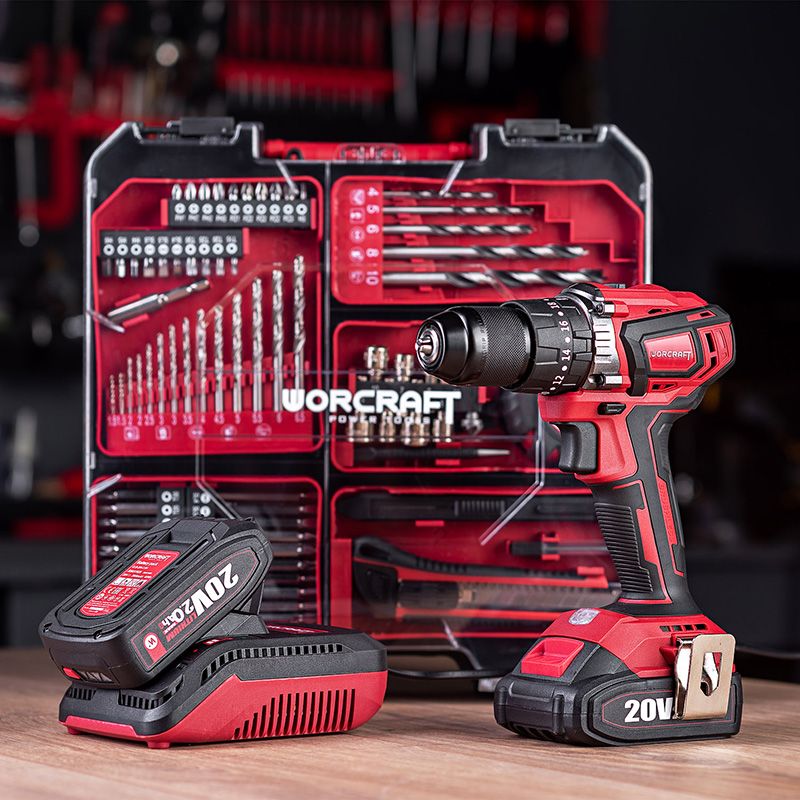 Аккумуляторный шуруповерт WORCRAFT с комплектом насадок в кейсе.