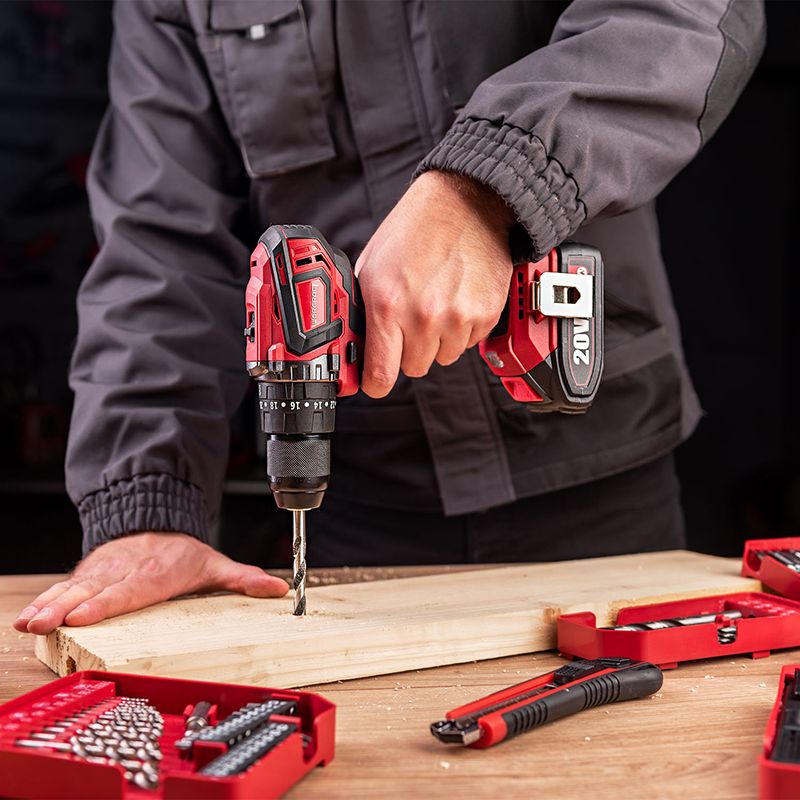 Шуруповерт сверлит деревянный брус