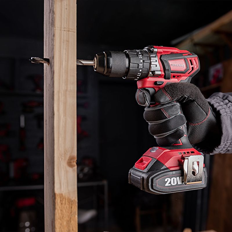 Шуруповёрт WORCRAFT закручивает саморез в металлический профиль