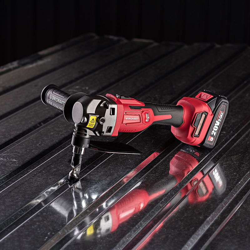 Аккумуляторные высечные ножницы WORCRAFT CHMN-S20LiB на листе металла.