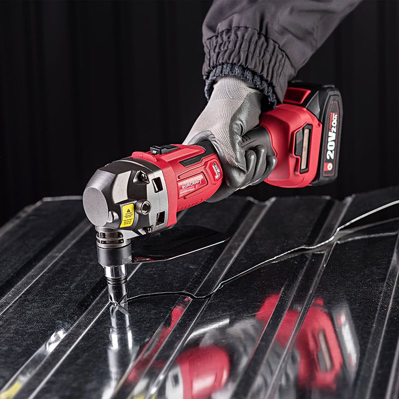 Использование аккумуляторных ножниц WORCRAFT для фигурной резки металла.