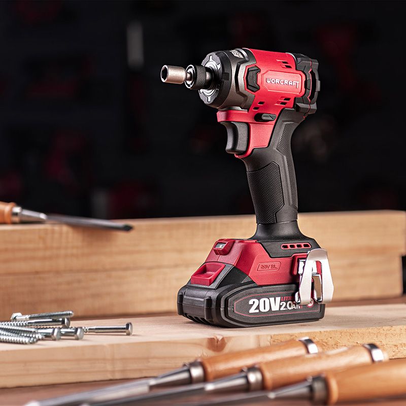 Аккумуляторный бесщеточный ударный гайковёрт WORCRAFT в процессе работы