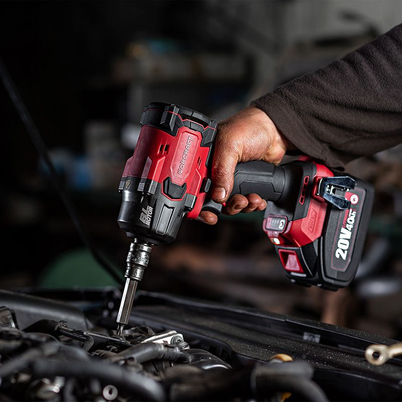 Работа гайковертом WORCRAFT в моторном отсеке автомобиля.