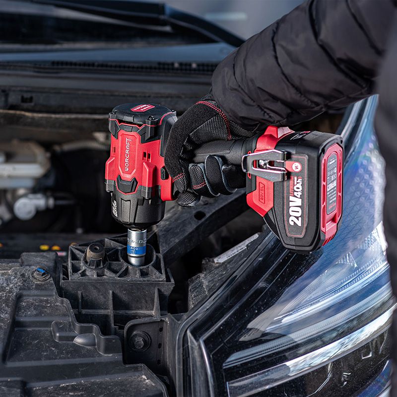 Мастер использует гайковерт WORCRAFT для обслуживания автомобиля под капотом.