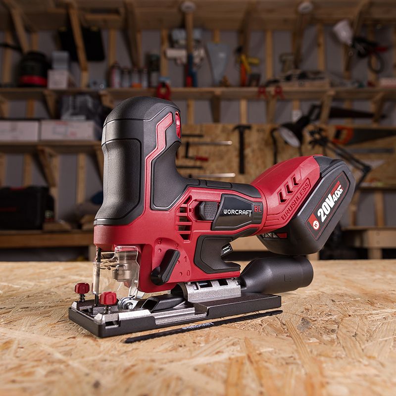 Лобзик на деревянном столе