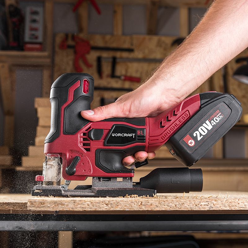 Лобзик на верстаке сбоку