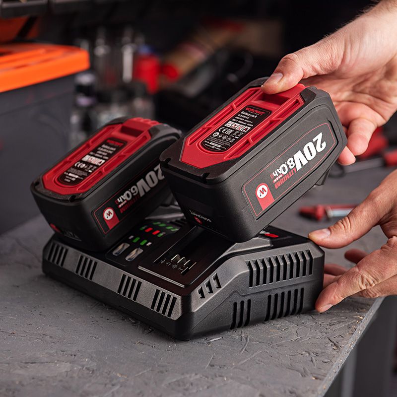 Зарядка аккумуляторов WORCRAFT CLB-20V-8.0 на двойной зарядной станции.
