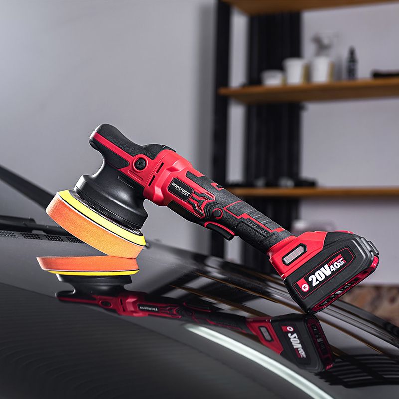 Аккумуляторная полировальная машина WORCRAFT на капоте автомобиля